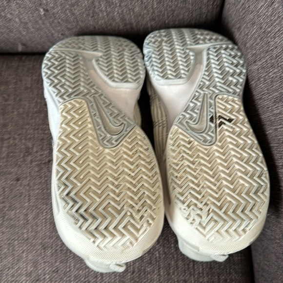 LaBron Witness 6 basketball shoes - Picture 2 of 6